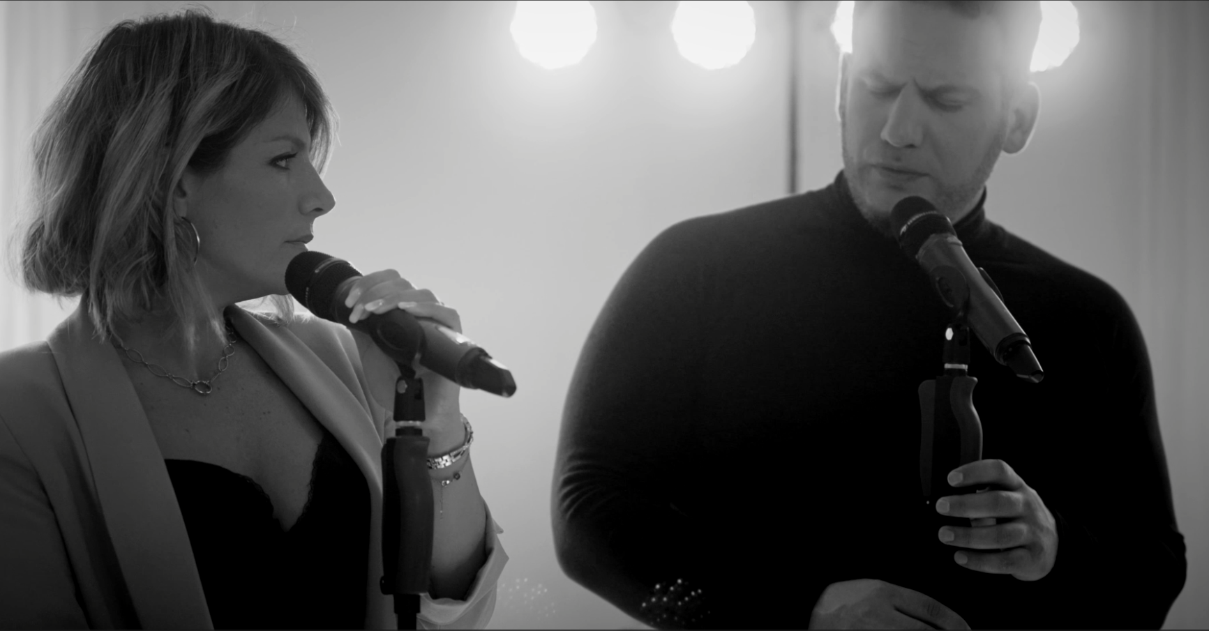 Jessica et Kevin, le duo Sibling Voices, interprétant un morceau au micro